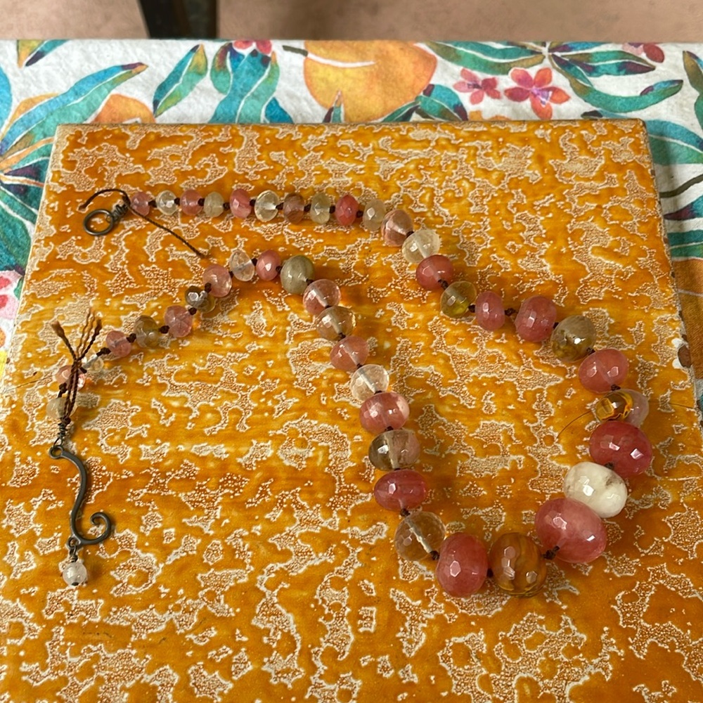 Multicolored rose quartz graduated necklace